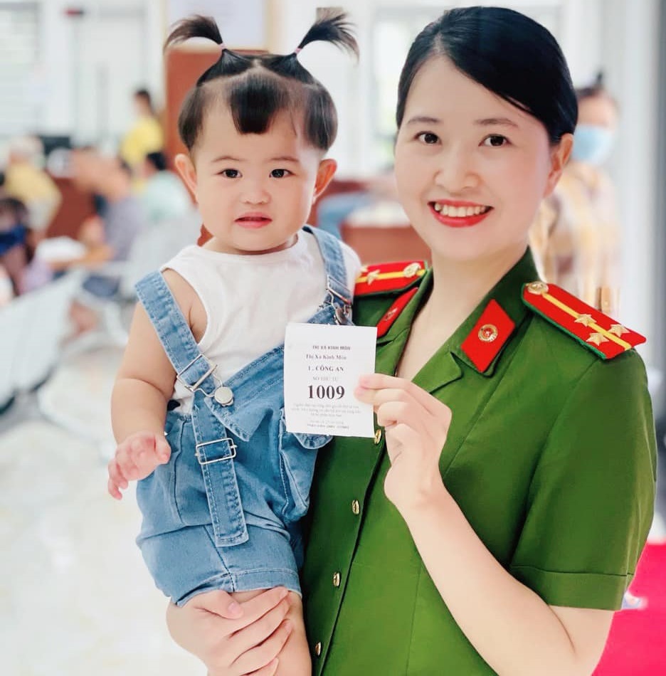 Những công dân nhí đầu tiên ở Kinh Môn được cấp căn cước