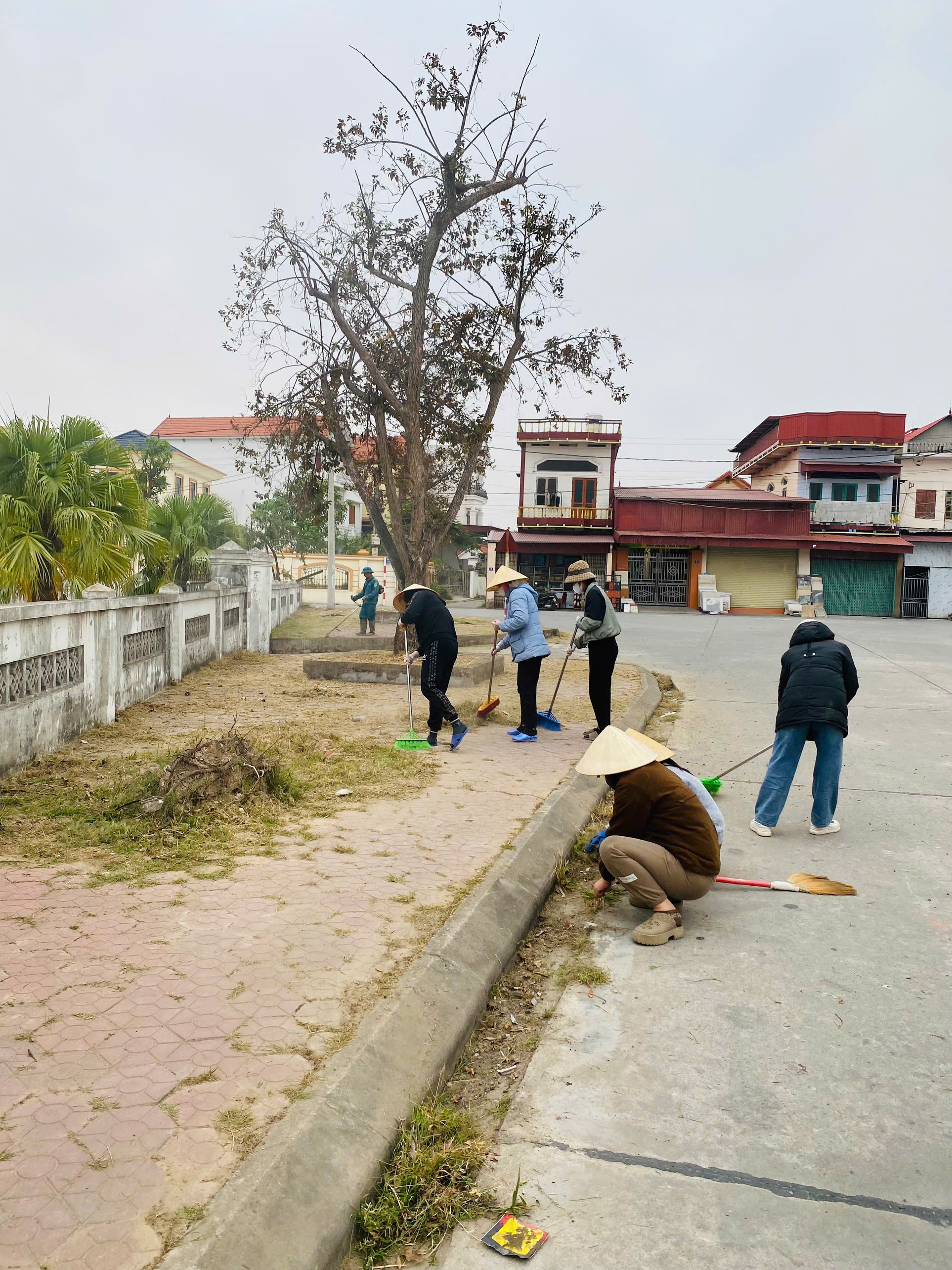 RA QUÂN DỌN VSMT CHÀO MỪNG THỊ XÃ KINH MÔN LÀ ĐÔ THỊ LOẠI III