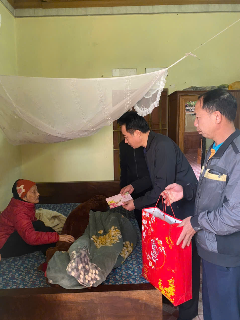 Lãnh đạo phường Thái Thịnh chúc tết các cụ cao tuổi, gia đình chính sách, hộ nghèo...
