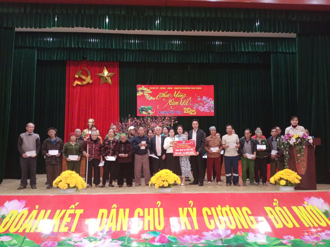 Đảng ủy – HĐND – UBND – UBMTTQ phường Thái Thịnh tổ chức hội nghị Trao tặng quà cho hộ ngèo, hộ có hoàn cảnh khó khăn, đối tượng khuyết tật, trẻ mồ côi trong dịp Tết Nguyên đán Ất Tỵ 2025